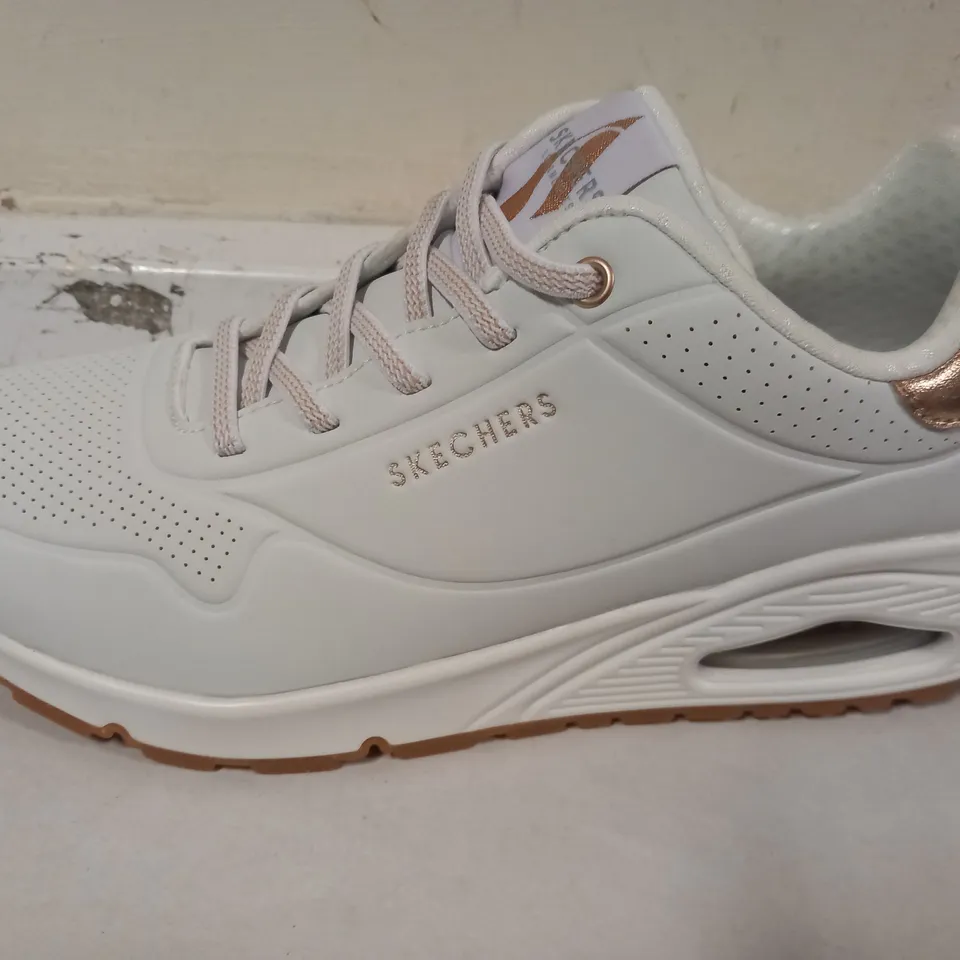 BOXED PAIR OF SKECHERS TRAINERS IN WHITE SIZE 5.5