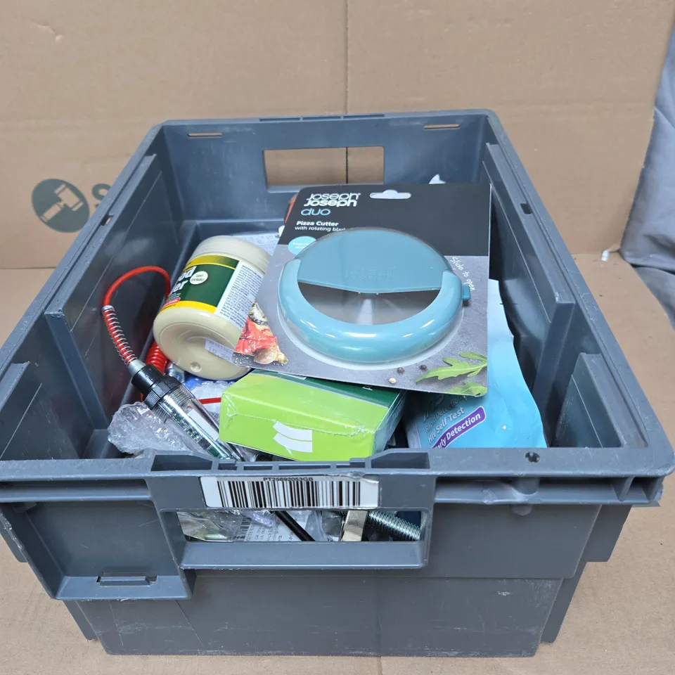 TOTE OF APPROXIMATELY 15 ASSORTED HOUSEHOLD ITEMS TO INCLUDE PIZZA CUTTER, WOOD FILLER, SHOWER HEAD FILTER, HEAD LAMP ETC