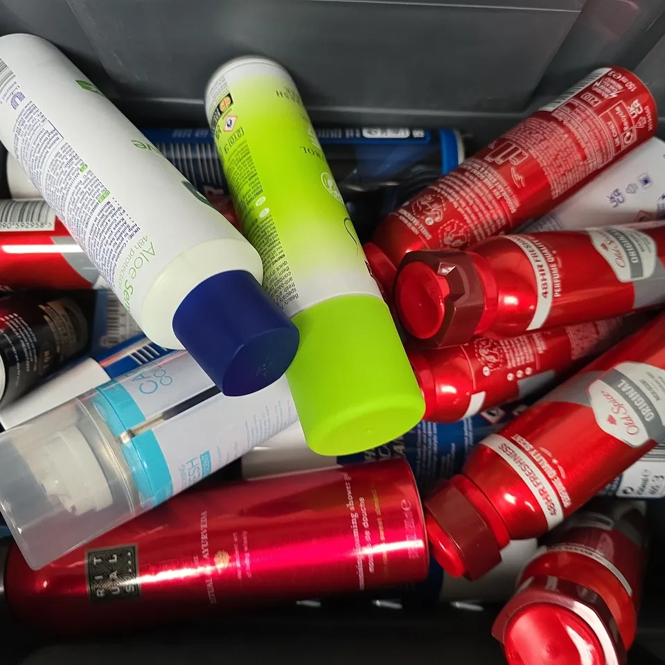 APPROXIMATELY 20 ASSORTED AEROSOLS TO INCLUDE CAR PRIDE CHOKE & CARB CLEANER, CARBON COLLECTIVE AIR CONDITIONING REFRESH, OLD SPICE ORIGINAL, ETC - COLLECTION ONLY