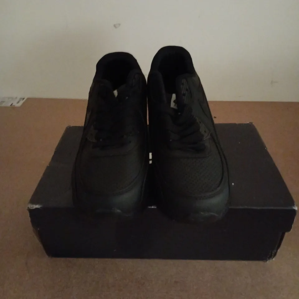BOXED PAIR OF NIKE AIR MAX TRAINERS IN BLACK - UK 5