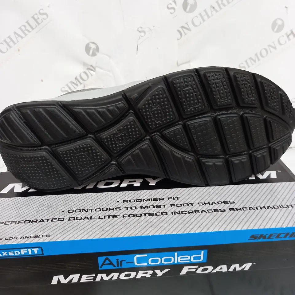 BOXED PAIR OF SKECHERS AIR COOLED MEMORY FOAM TRAINERS IN GREY SIZE 10