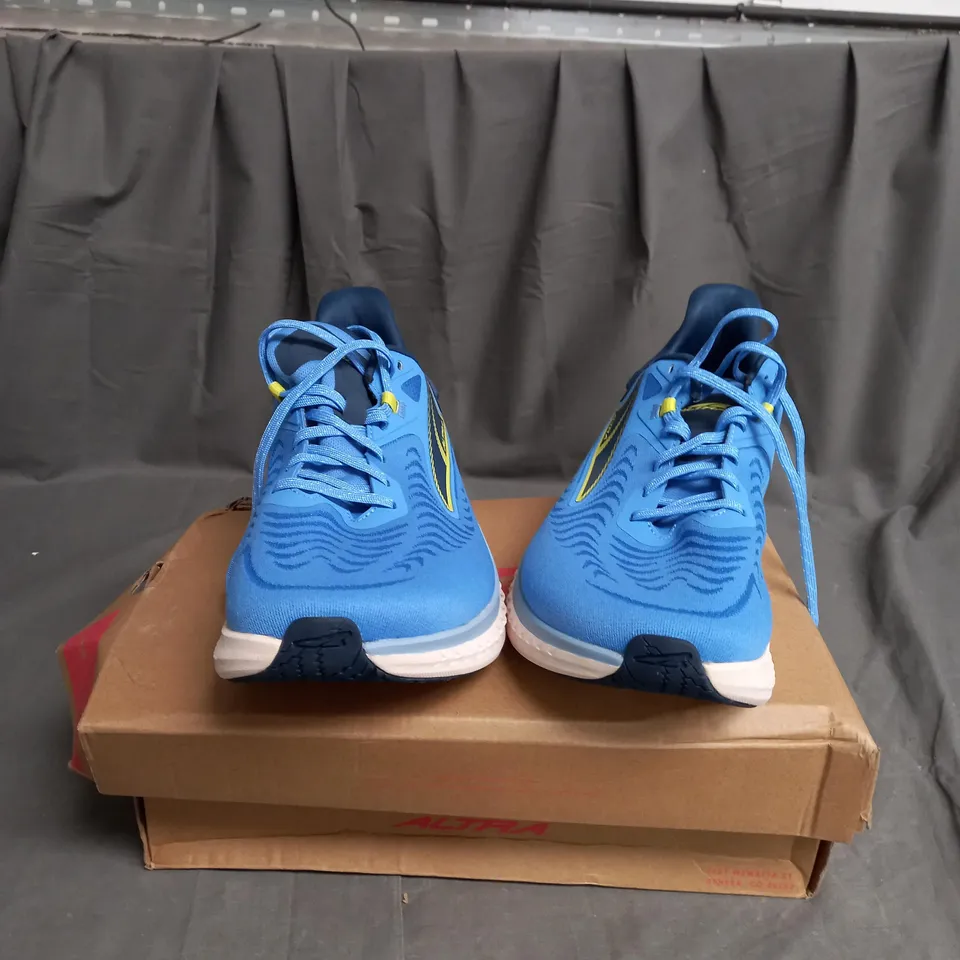 BOXED PAIR OF MEN'S ALTRA TORIN 7, BLUE, 9 2E WIDE SIZE 8