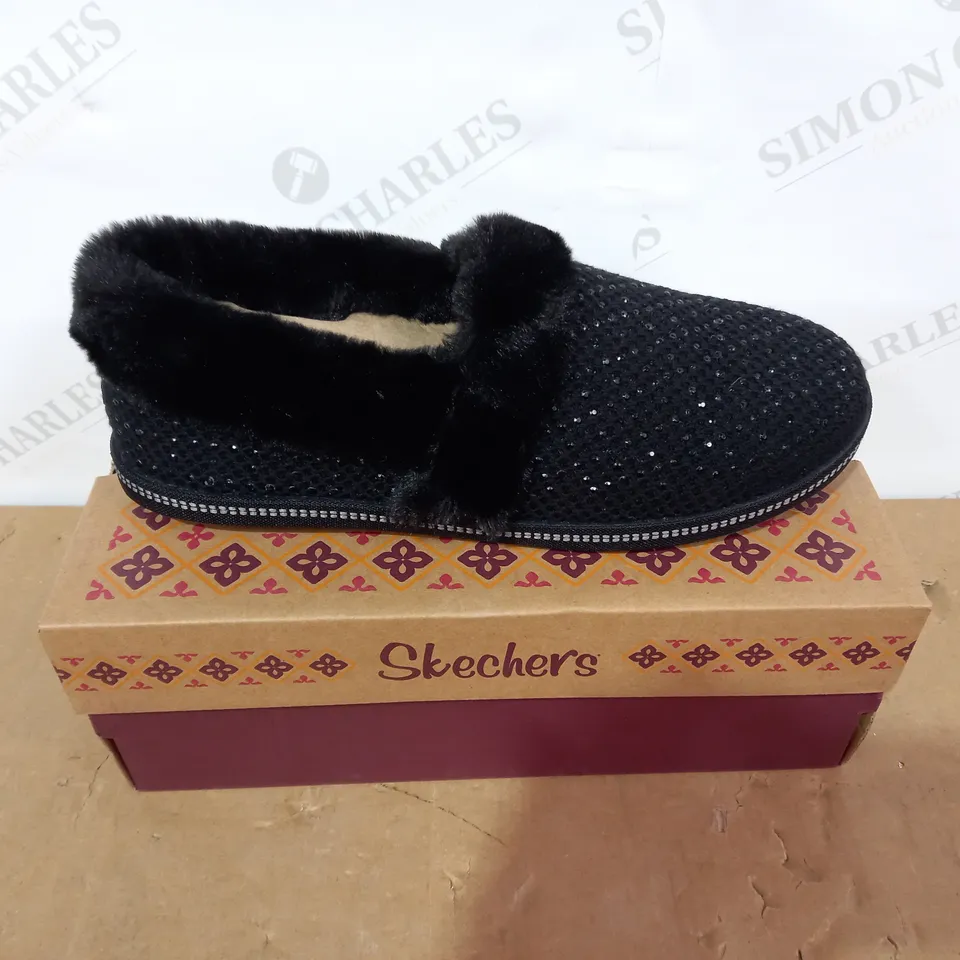 BOXED PAIR OF SKECHERS - SIZE 7
