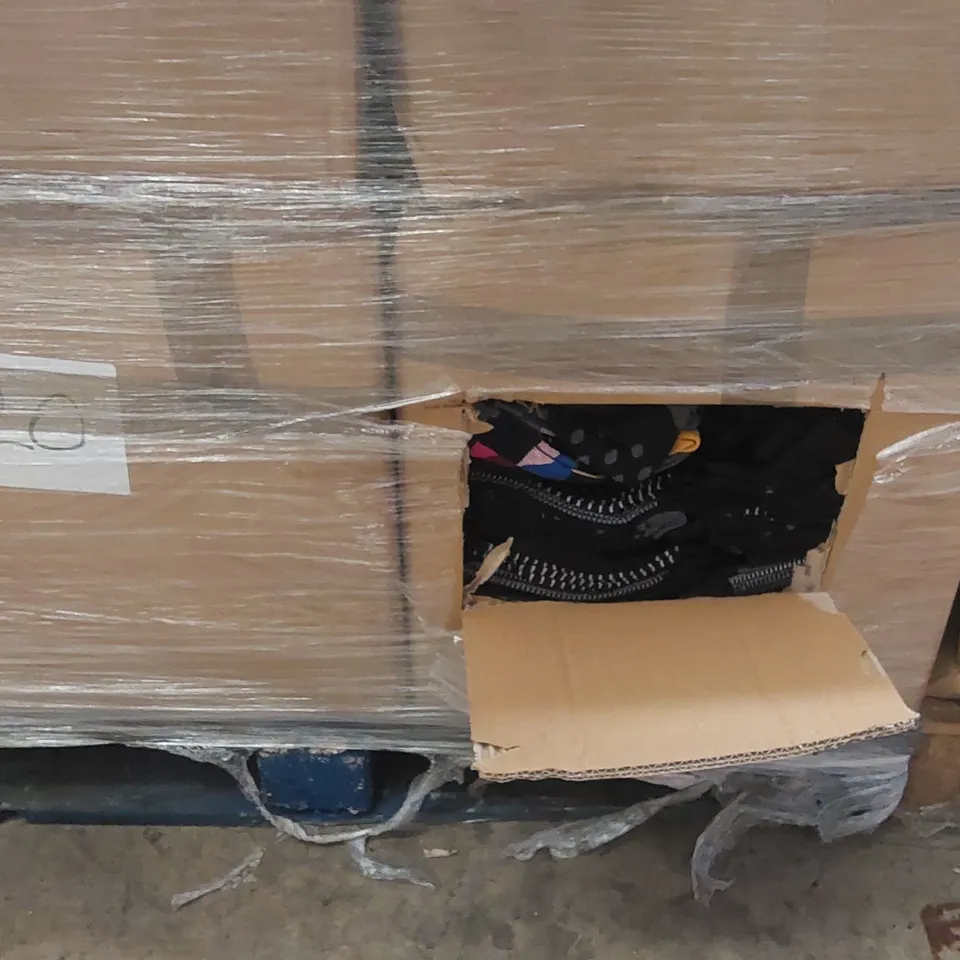 PALLET CONTAINING A VERY LARGE QUANTITY OF ASSORTED SOCKS