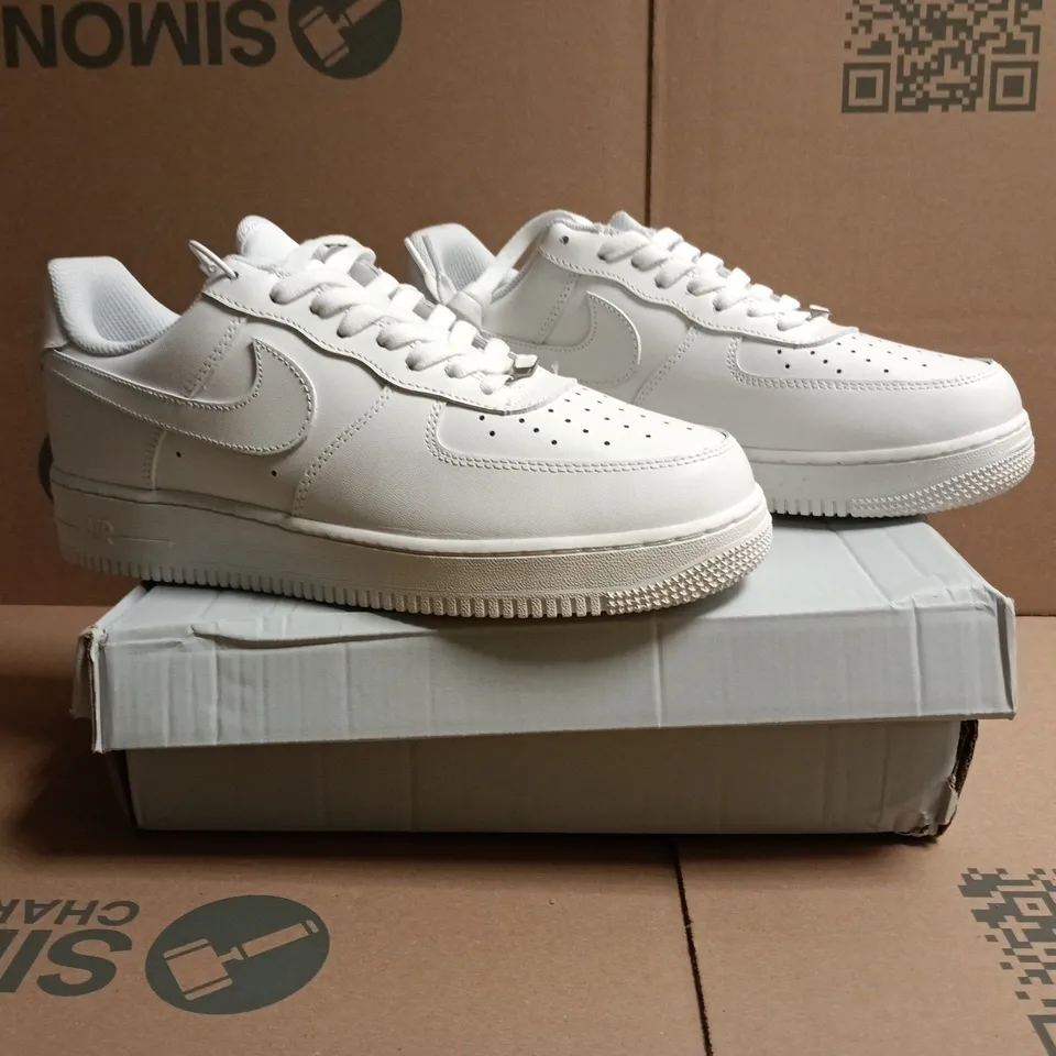 BOXED PAIR OF NIKE AIR FORCE 1 '07 SHOES IN WHITE SIZE UK 10