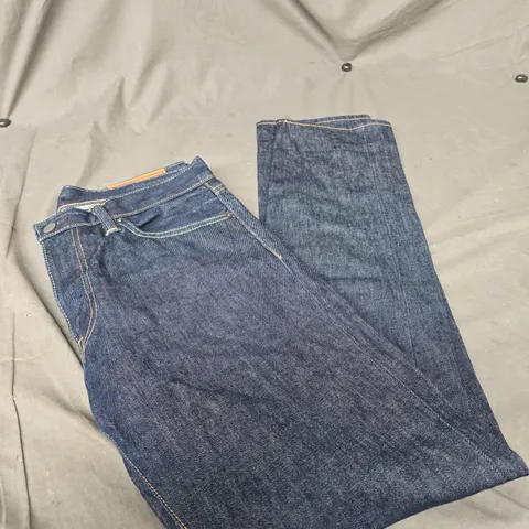 LEVI STRAIGHT LEG JEANS SIZE 33/34