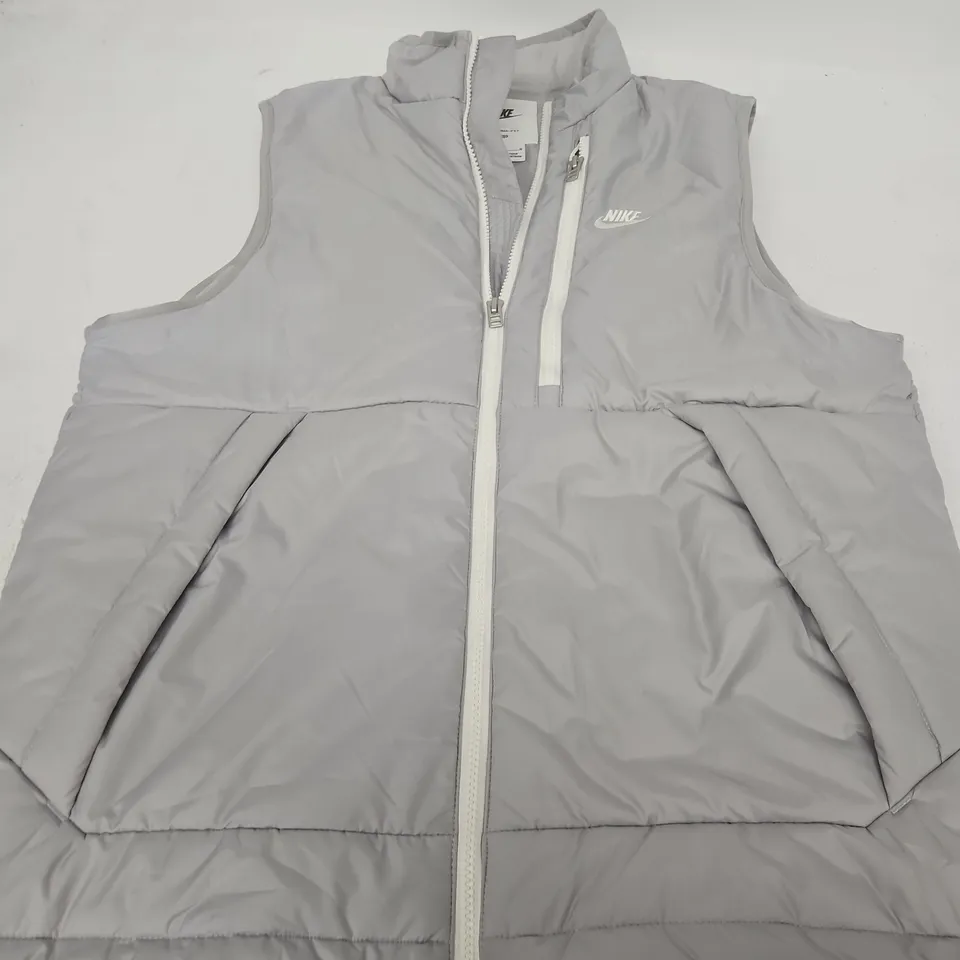 NIKE GREY SLEEVELESS PUFFER JACKET - SIZE M