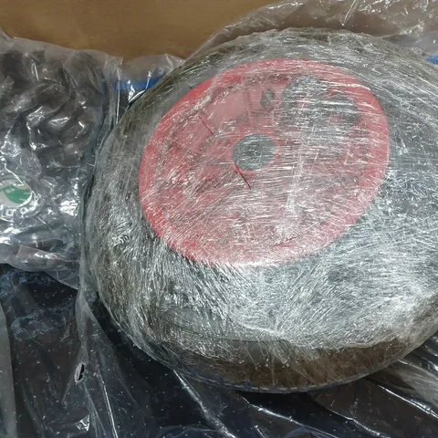 BOX OF APPROXIMATELY 12 ASSORTED CAR PARTS AND ACCESSORIES TO INCLUDE SKODA CAR BADGES, CAR MATS, ETC - COLLECTION ONLY