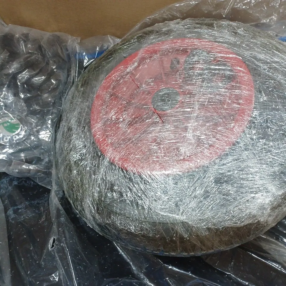 BOX OF APPROXIMATELY 12 ASSORTED CAR PARTS AND ACCESSORIES TO INCLUDE SKODA CAR BADGES, CAR MATS, ETC - COLLECTION ONLY