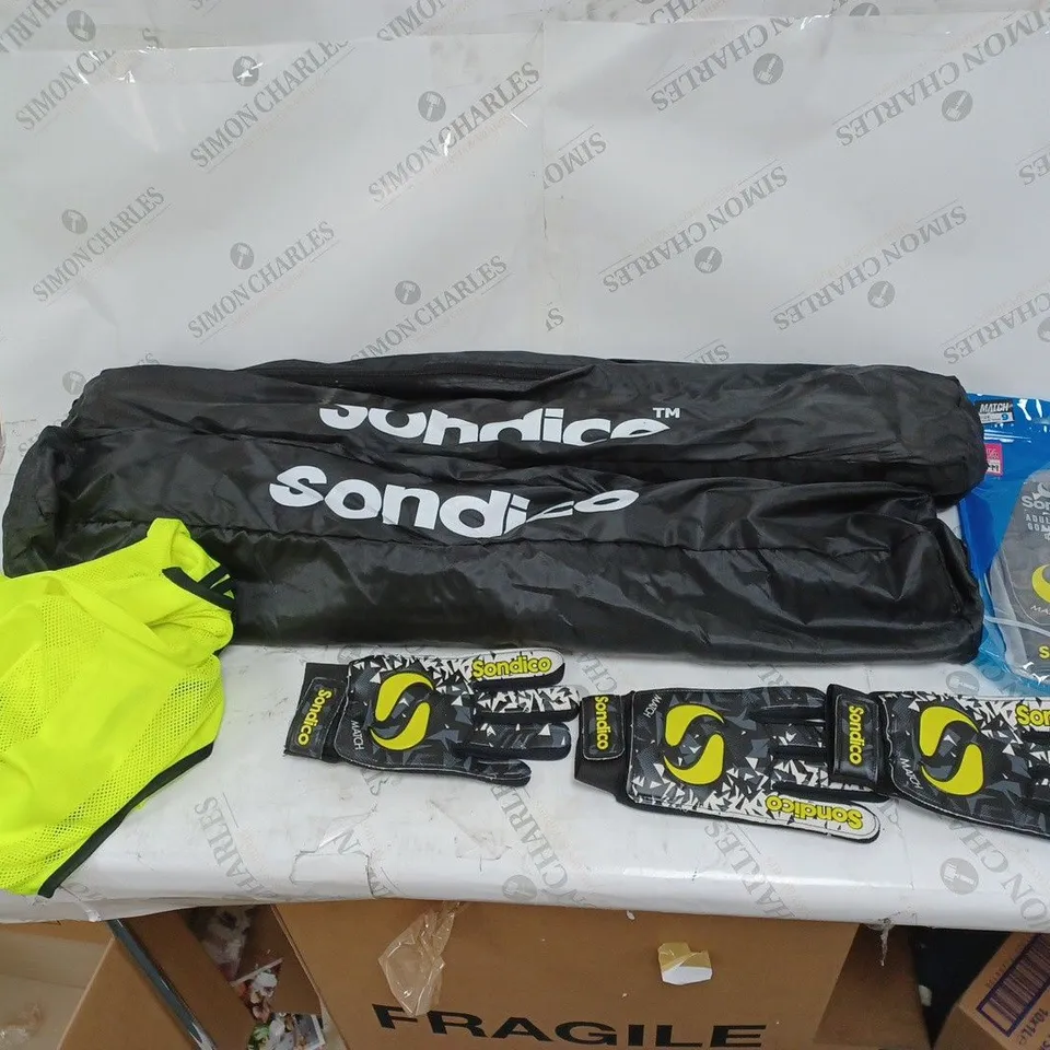 LARGE BOX OF APPROXIMATELY 20 SPORTING GOODS TO INCLUDE SONDICO FOOTBALL SOCKS, SONDICO GOALIE GLOVES, AND SONDICO FLAIR SHIN PADS ETC.  - COLLECTION ONLY