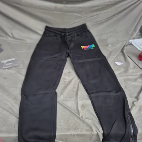 TRAPSTAR BLACK JOGGERS WITH MULTICOLOUR LEFT-THIGH LOGO – DRAWSTRING WAIST, ANKLE ZIPS SIZE L