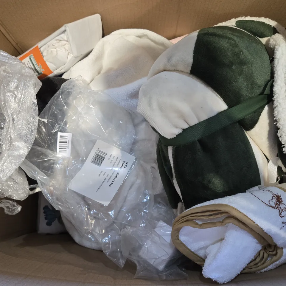 BOX OF APPROXIMATELY 12 ASSORTED BEDDING AND SOFT FURNISHING  ITEMS TO INCLUDE - FLAT SHEET SINGLE , SATEEN DEEP FITTED SHEET , DUVET SET SINGLE ETC