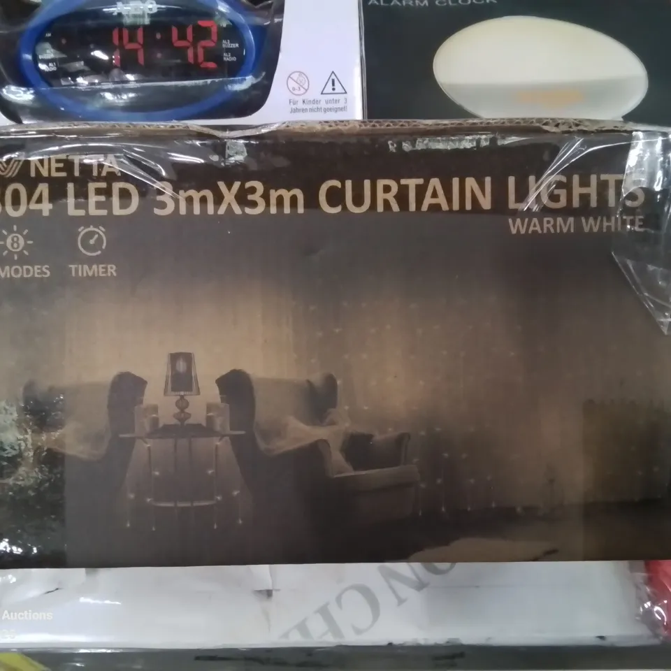 BOX CONTAINING LARGE AMOUNT OF BOXED ELECTRICAL ITEMS TO INCLUDE: 3D LAMP ILLUSION, WATER SLIDE, EARPHONES, ALARM CLOCKS, SOLAR LAMP ETC.