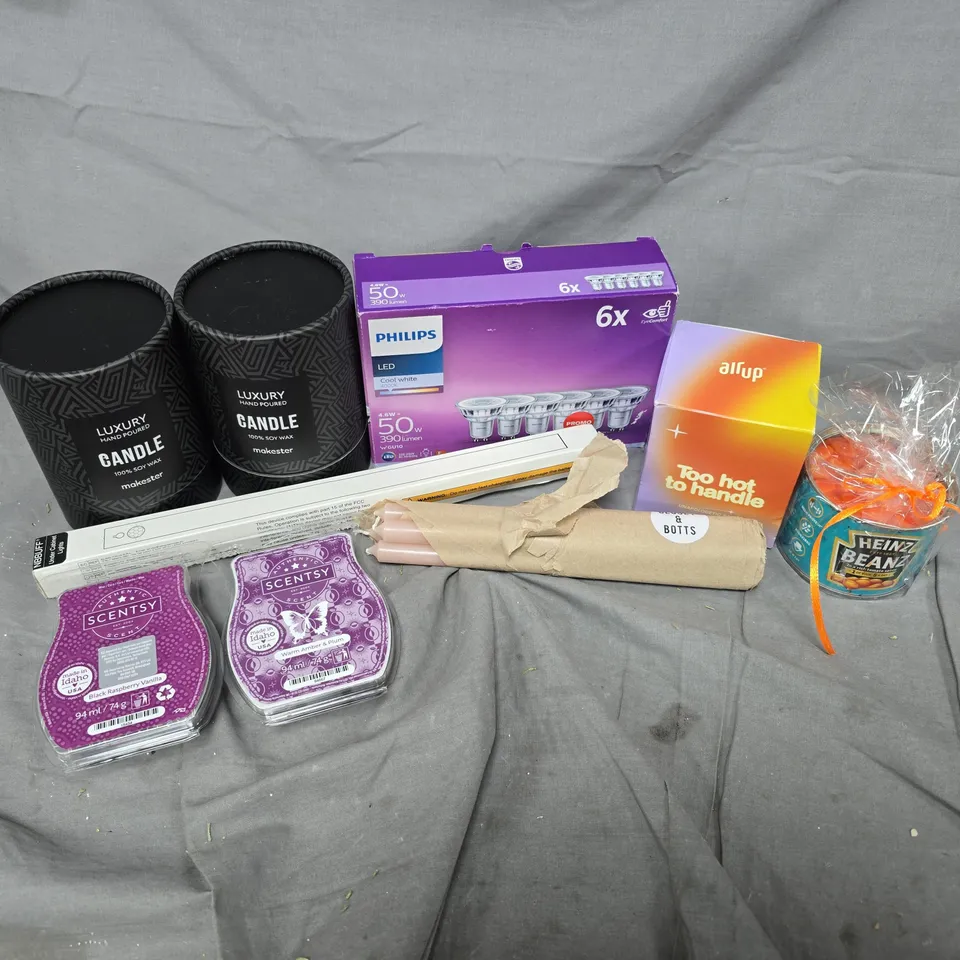 APPROXIMATELY 15 ASSORTED HOUSEHOLD ITEMS TO INCLUDE SCENTED CANDLES, BULBS, WAX MELTS, ETC - COLLECTION ONLY