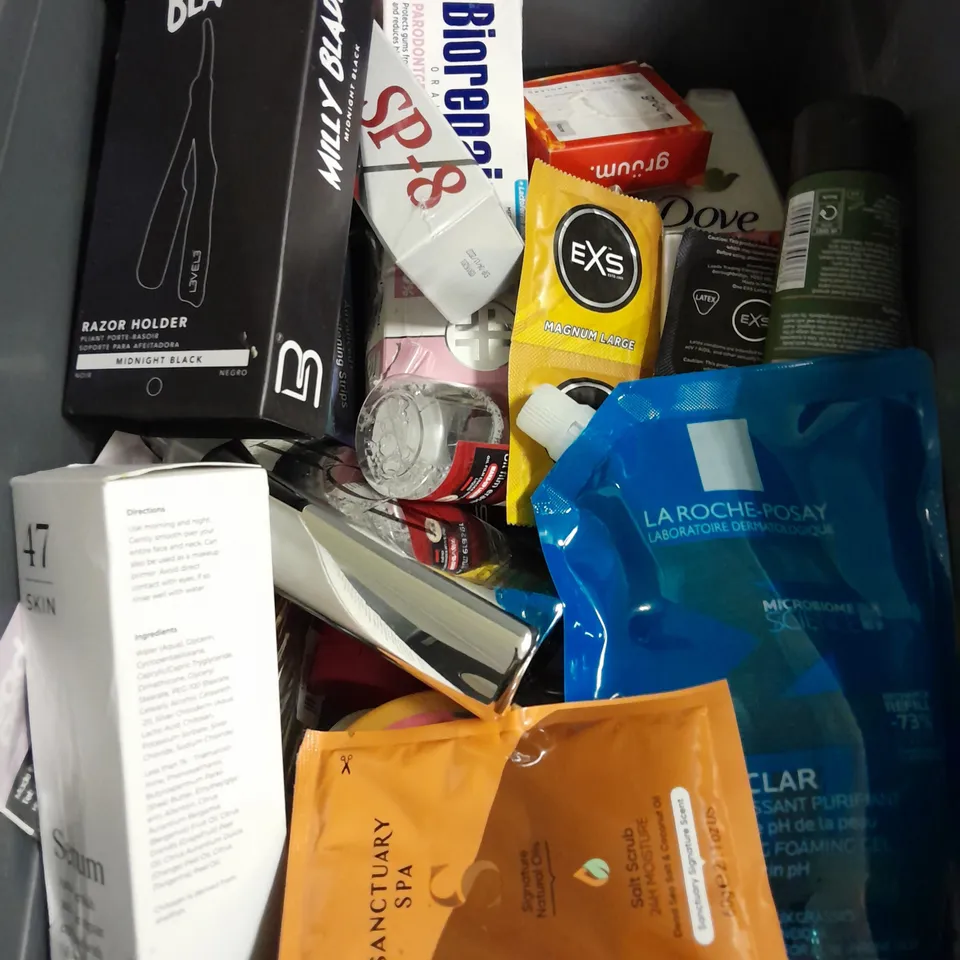 APPROXIMATELY 20 ASSORTED HEALTH & BEAUTY ITEMS TO INCLUDE - E45 LOTION, PLANTUR 39 CAFFEINE SHAMPOO AND AVEENO MOISTURISING LOTION