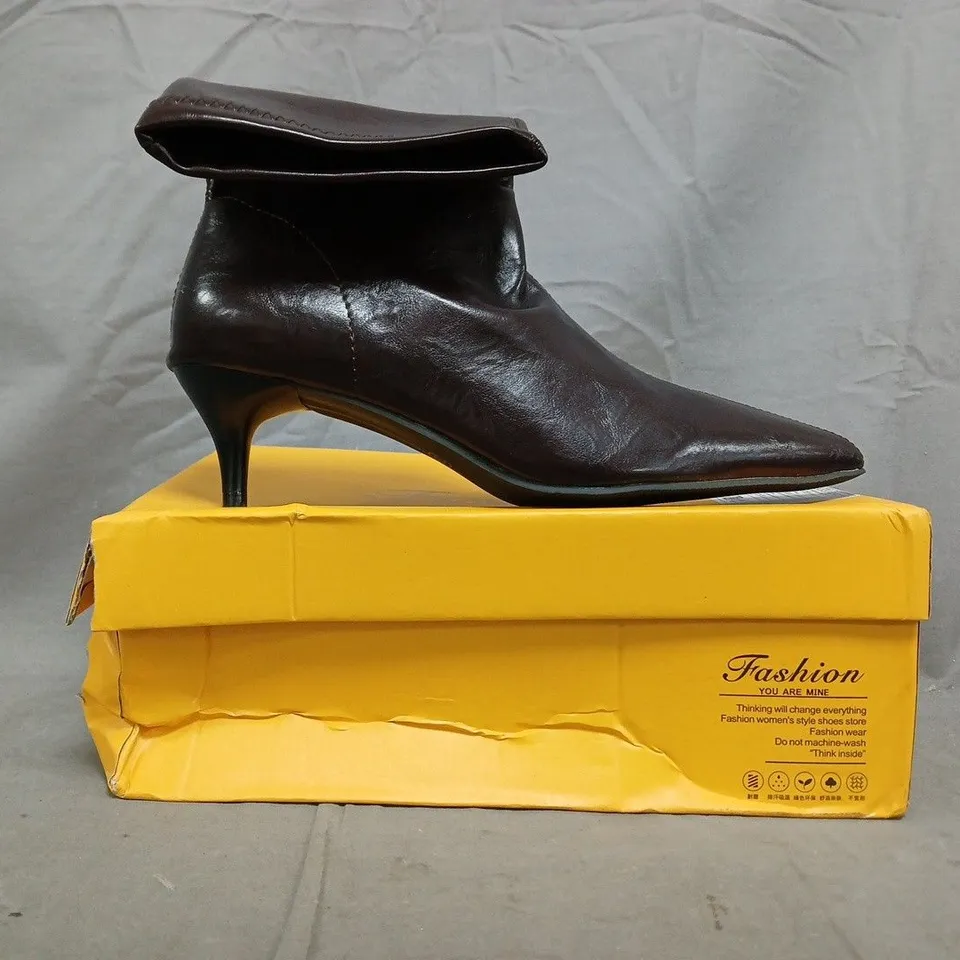 BOXED PAIR OF UNBRANDED LOW HEEL POINTED TOE SHOES IN DARK BURGUNDY SIZE EU 39