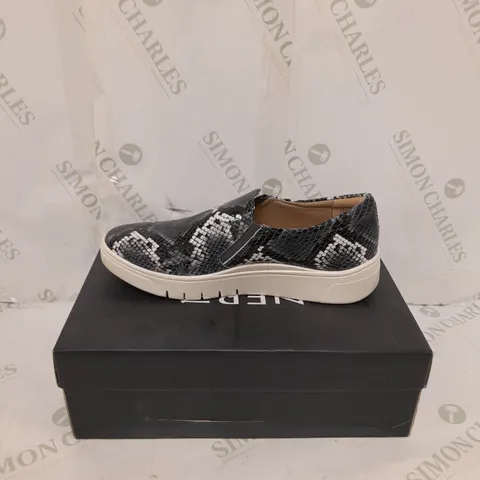 BOXED PAIR OF NATURALIZER PLATFORM SLIP ON SHOES BLACK - SIZE 4.5