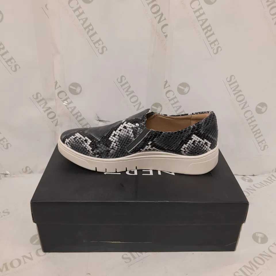 BOXED PAIR OF NATURALIZER PLATFORM SLIP ON SHOES BLACK - SIZE 4.5