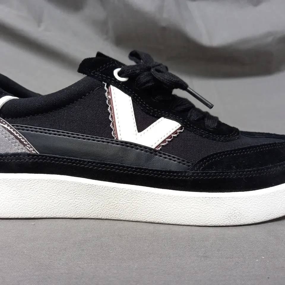 BOXED PAIR OF VIONIC MYLIE TRAINERS IN BLACK SIZE 5.5