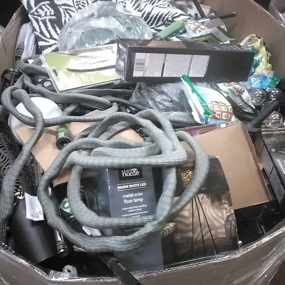 PALLET TO CONTAIN PALLET OF ASSORTED GOODS WHICH INCLUDE;GARDEN LIGHTS, HOSE PIPES, SIMILAR PRODUCTS ETC