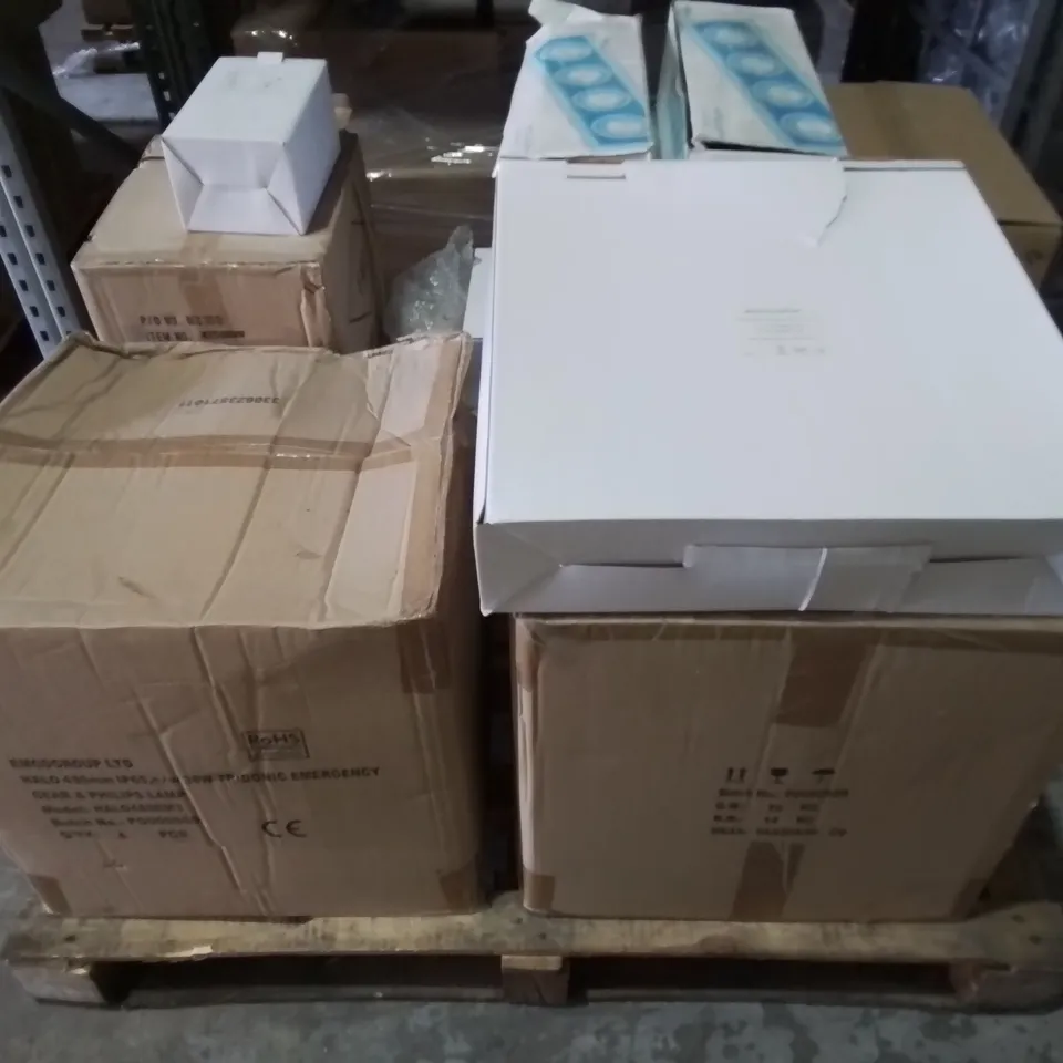 PALLET CONTAINING 10 MULTIPACK BOXES OF ASSORTED LIGHTING ITEMS TO INCLUDE EMCOLITE 240V SURFACE LUMINARE, MR16 DOWNLIGHTS AND ELECTRONIC BALLASTS 