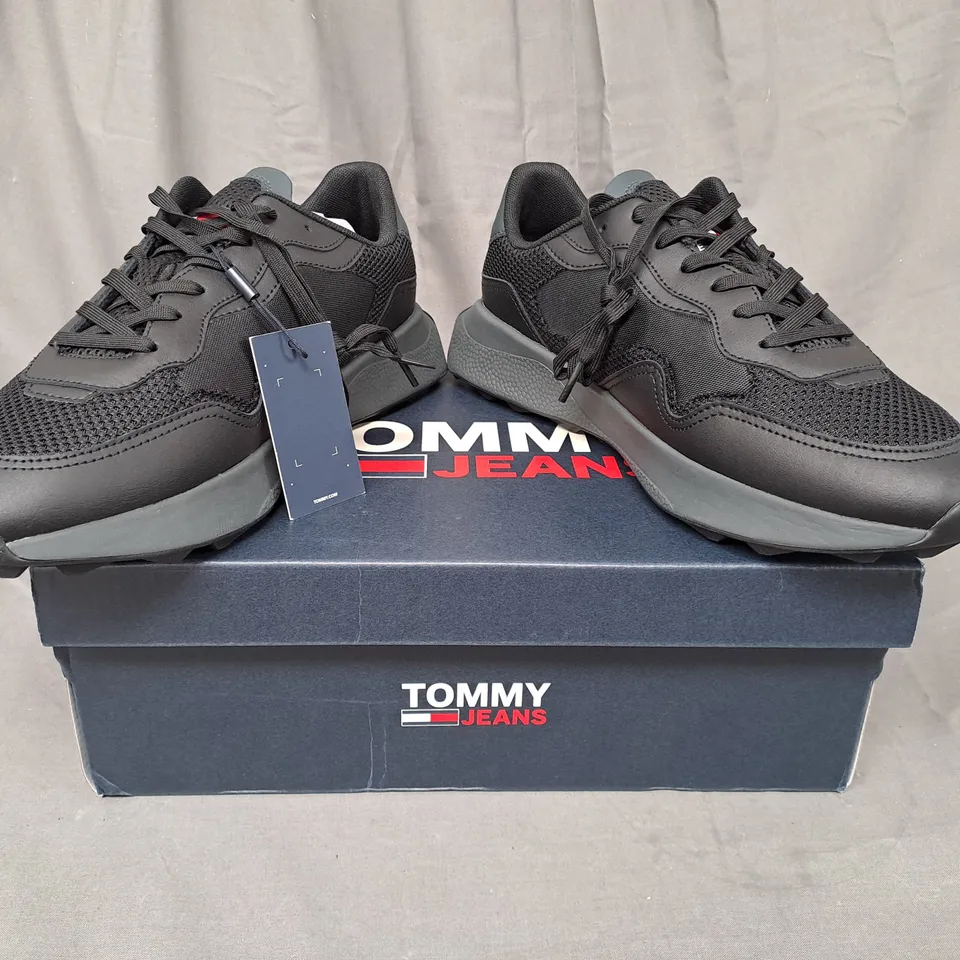 BOXED PAIR OF TOMMY JEANS SHOES IN BLACK UK SIZE 9