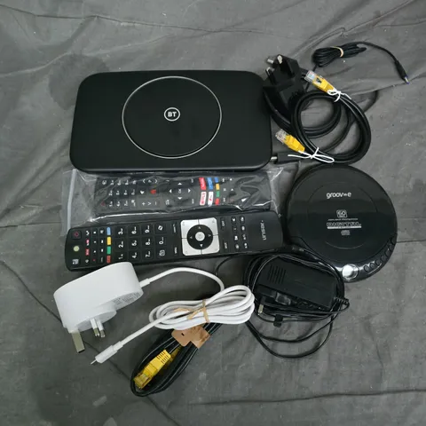 APPROXIMATELY 12 ASSORTED HOUSEHOLD ITEMS TO INCLUDE GROOVE PORTABLE CD PLAYER, BT ROUTER, LINSAR TV REMOTE, ETC