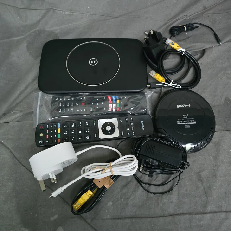 APPROXIMATELY 12 ASSORTED HOUSEHOLD ITEMS TO INCLUDE GROOVE PORTABLE CD PLAYER, BT ROUTER, LINSAR TV REMOTE, ETC