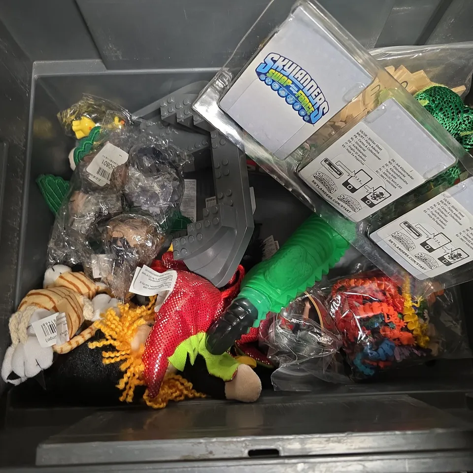 APPROXIMATELY 10 ASSORTED TOYS & GAMES PRODUCTS TO INCLUDE , GOLF BALLS , DRAWING PENCILS , ETC 
