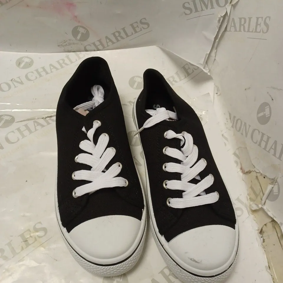 STUDIO BLACK AND WHITE LACED PUMPS SIZE 3