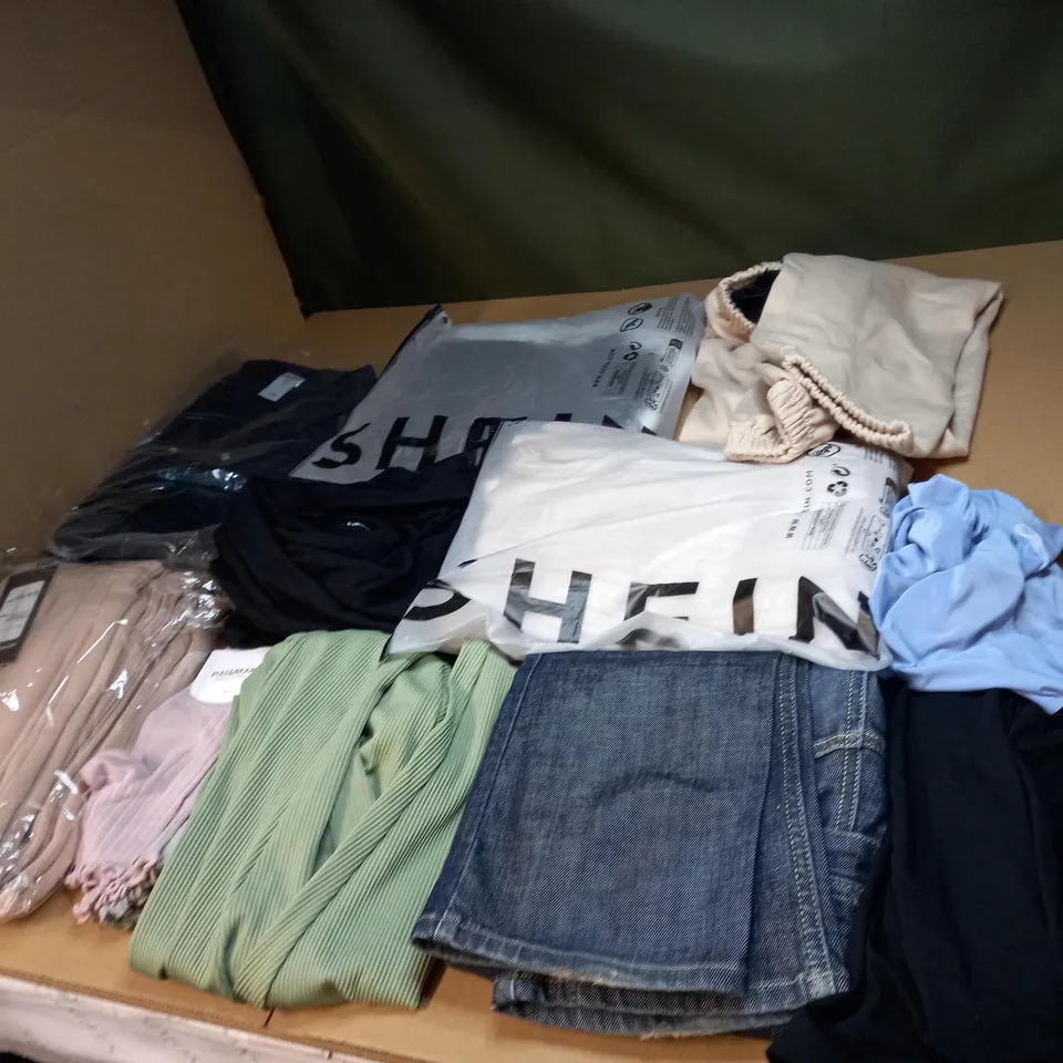 BOX OF ASSORTED CLOTHING ITEMS IN VARIOUS SIZES TO INCLUDE JUMPERS, T-SHIRTS AND TROUSERS