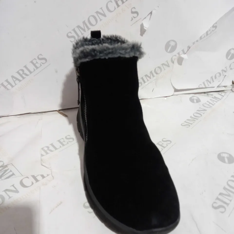 BOXED SKECHERS HIGH ZIP BOOTS, BLACK - SIZE 6