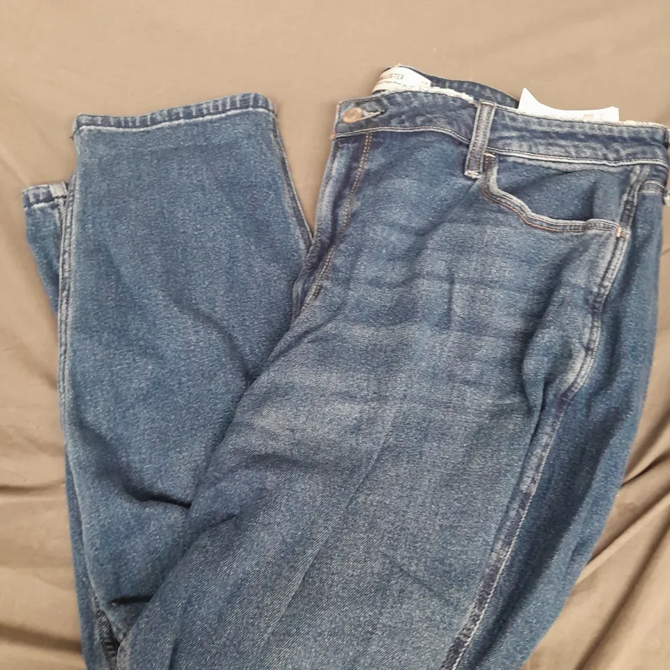 HOLLISTER CURVY ULTRA HIGH-RISE MOM JEANS IN BLUE - 20S