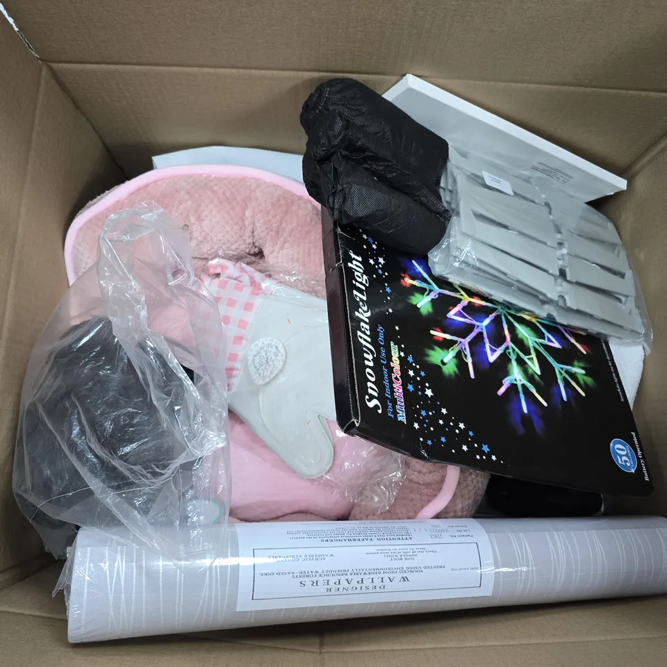 BOX OF APPROXIMATELY 15 ASSORTED HOUSEHOLD ITEMS TO INCLUDE WALLPAPER, WINDOW LIGHTS AND PET BED
