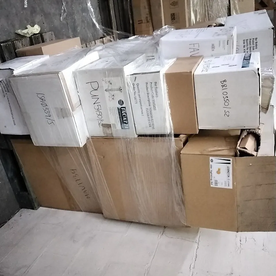 PALLET OF ASSORTED LIGHTING ITEMS