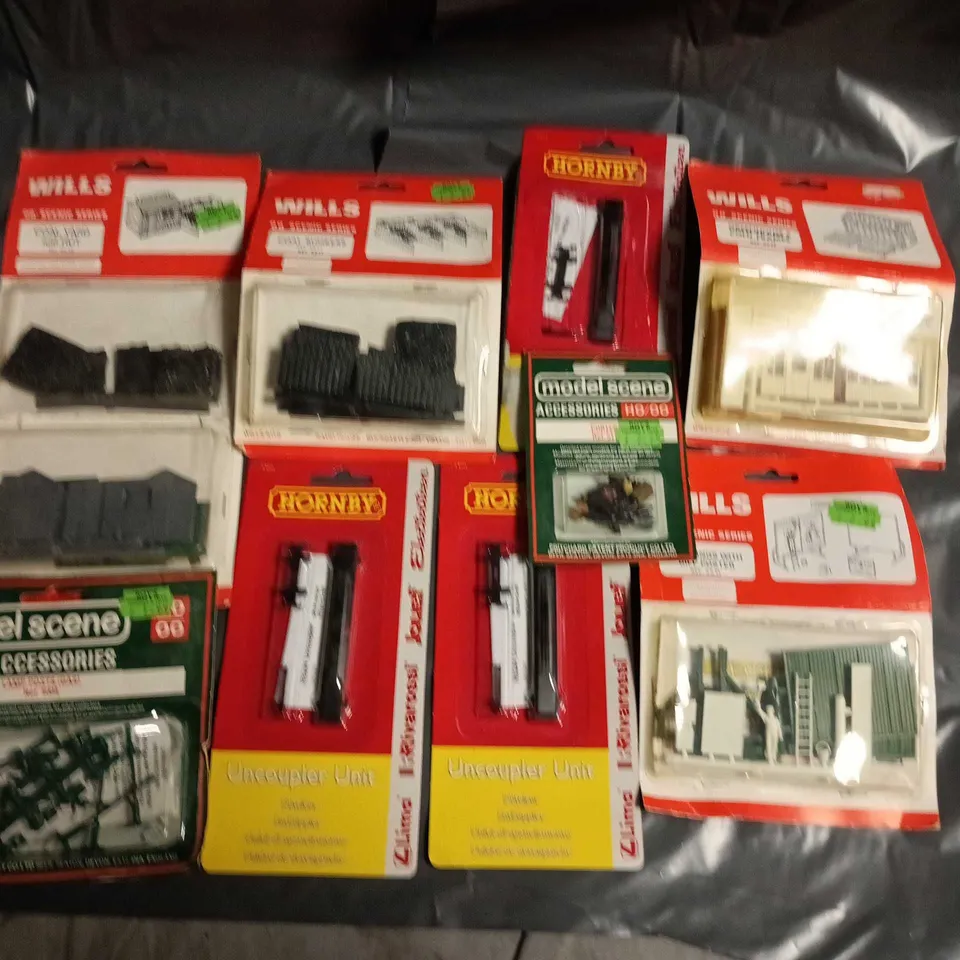 LOT OF ASSORTED  MODEL RAILWAY ACCESSORIES PACK – WILLS, HORNBY & MODEL SCENE (GREENHOUSE, COAL BUNKERS, UNCOUPLER UNIT)