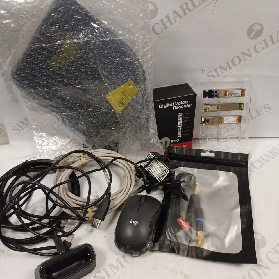BOX TO CONTAIN APPROX. 15 X ASSORTED TECH PRODUCTS. INCLUDES CHARGING CABLES, COMPUTER MOUSE, VOICE RECORDER ETC 