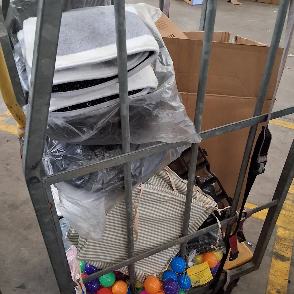 CAGE CONTAINING ASSORTED PRODUCT INCLUDING PLAY BALLS, JIGSAW PLAY MATS, BATH MAT, METAL RULER & ROUND PARASOL BASES