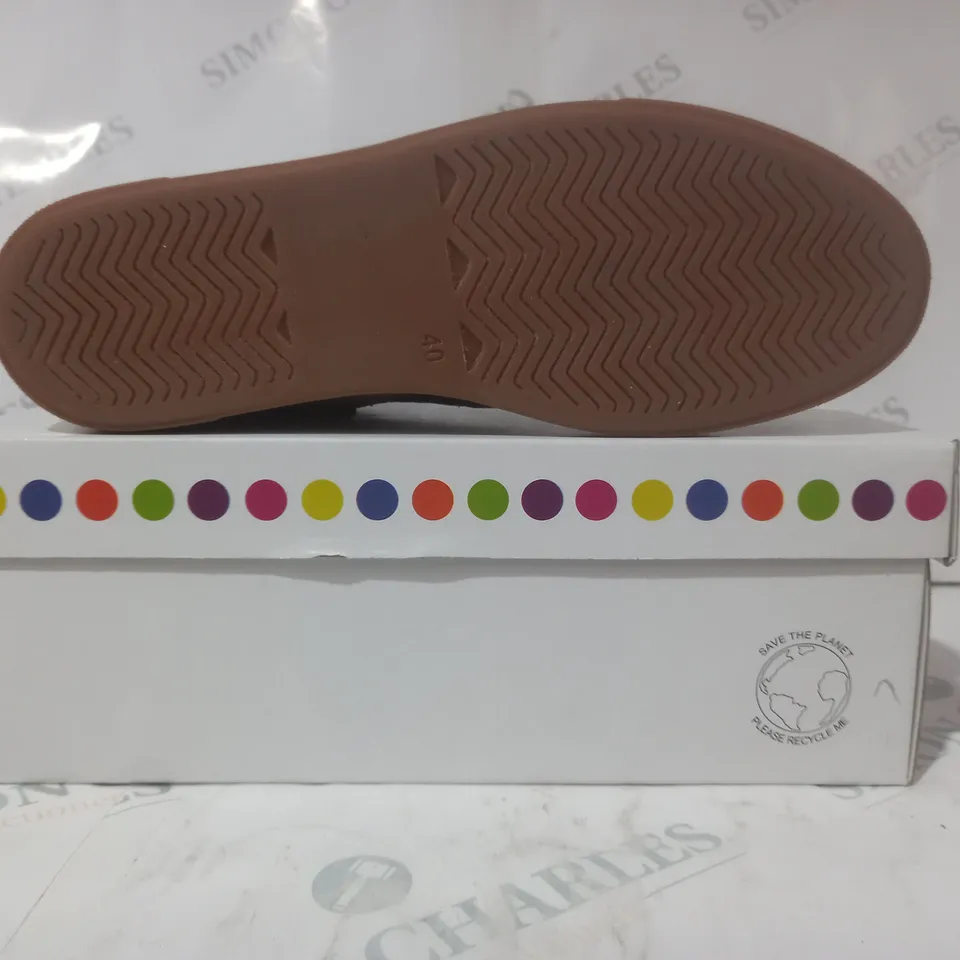 BOXED PAIR OF ADESSO HI-TOP SHOES IN SAGE/BROWN SIZE 7