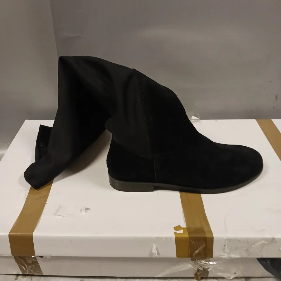 BOXED PAIR OF LTS HIGH LENGTH BOOTS IN BLACK - 10