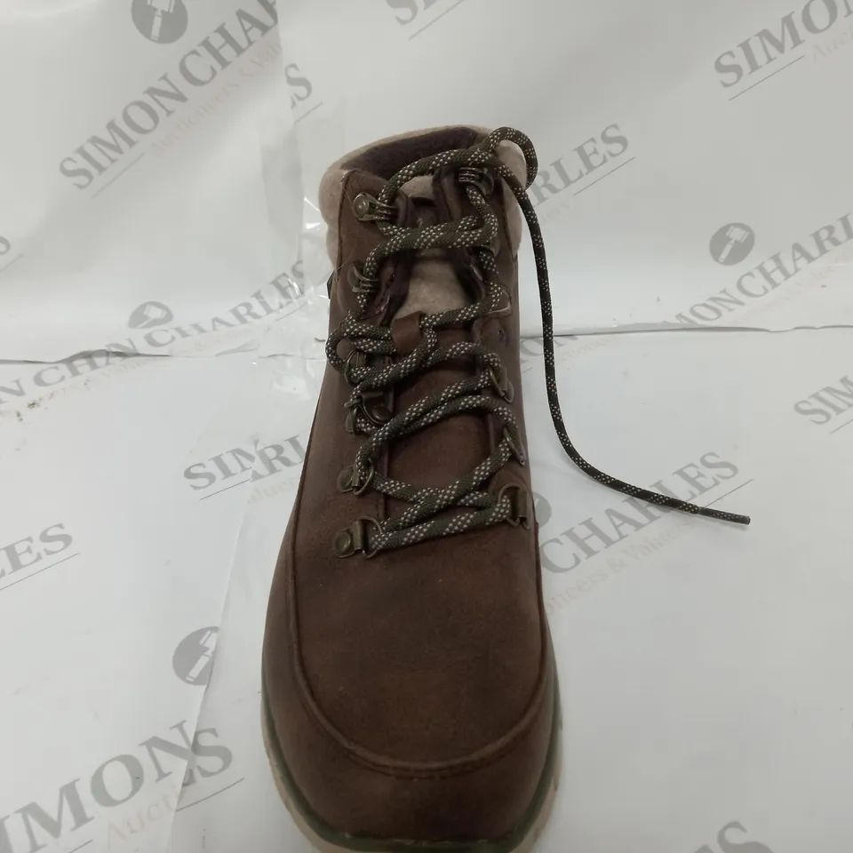 PAIR OF SKECHERS SYNERGY WARM BOOTS BROWN SIZE 6