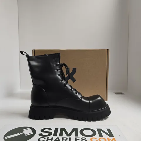 KOI BLACK LEATHER COMBAT BOOTS WITH CHUNKY LUG SOLE – PULL TAB UK SIZE 12