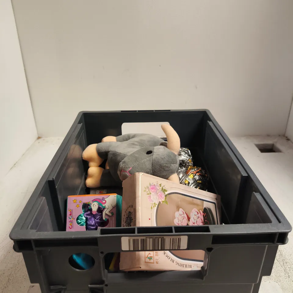 TOTE OF APPROXIMATELY 12 ASSORTED TOY/GAME ITEMS TO INCLUDE CHIT CHAT SCUNCHIE BOUTIQUE, BUILDING BLOCK FLOWER, SOFT TOY, GORILLA FIGURE ETC