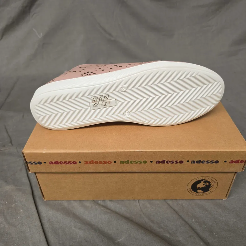BOXED PAIR OF ADESSO FLORAL HOLE PUNCH TRAINERS - 6.5