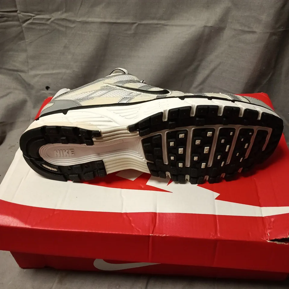 NIKE RUNNING SHOES - GREY/WHITE UK 8 BOXED