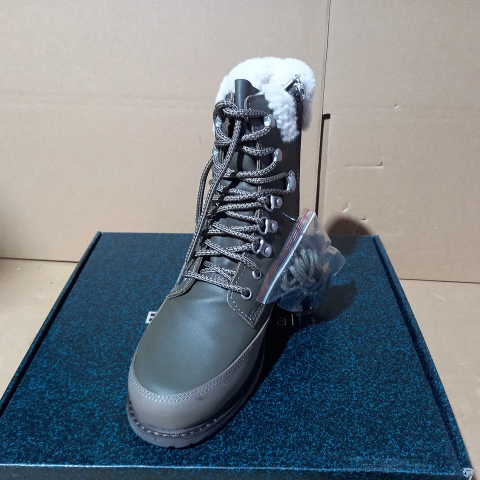 BOXED PAUR OF EMU OKAB FAUX LEATHER BOOTS IN DARK OLIVE UK SIZE 5