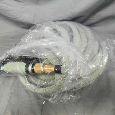 BOX OF APPROXIMATELY 10 ASSORTED HOUSEHOLD ITEMS TO INCLUDE GARDEN HOSE, ETC - COLLECTION ONLY