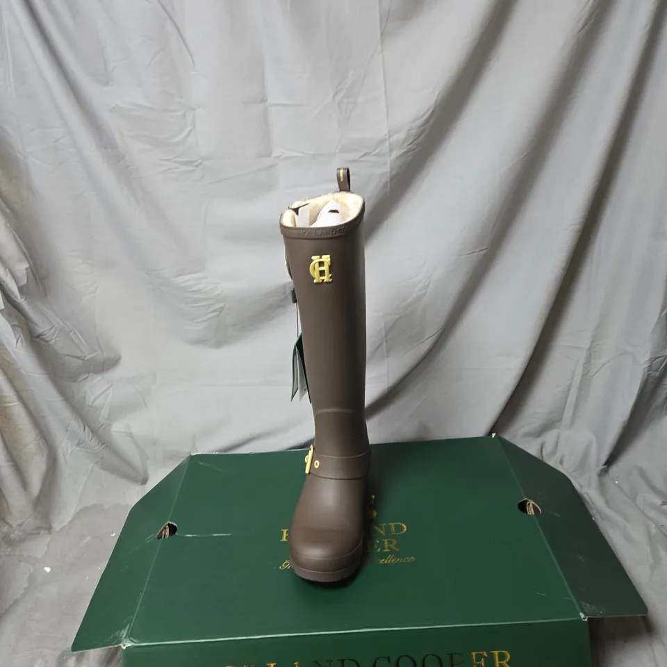 HOLLAND COOPER SHERPA LINED REGENCY WELLINGTON BOOTS – CHOCOLATE MATTE GOLD, UK 6