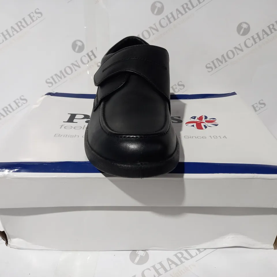 BOXED PAIR OF PADDERS SOLAR VELCRO STRAP SHOES IN BLACK SIZE 9.5