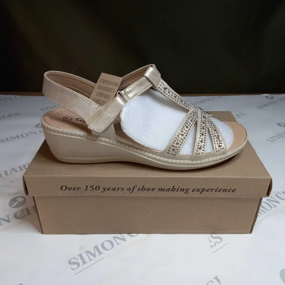 BOXED CUSHION WALK DIAMANTE TRIM SANDALS SIZE 7